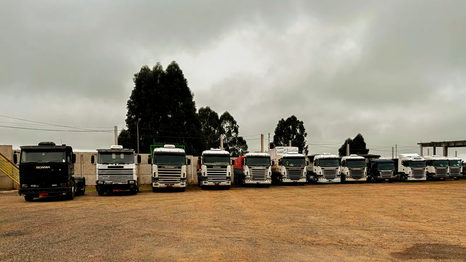 Frota completa da J3 Transportes enfileirada no pátio da empresa